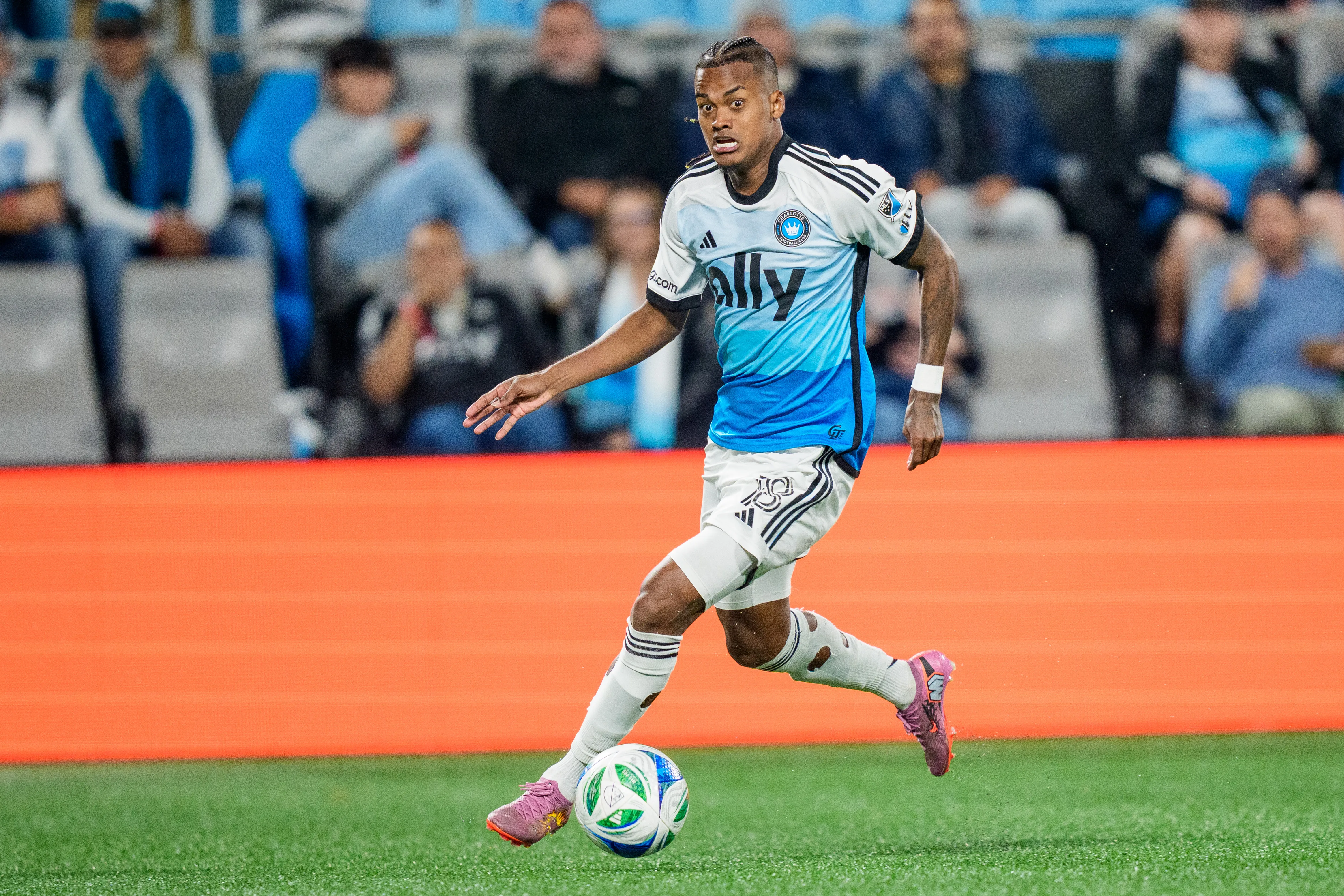 Kerwin Vargas em ação pelo Charlotte FC. (Foto: Jacob Kupferman/Getty Images)