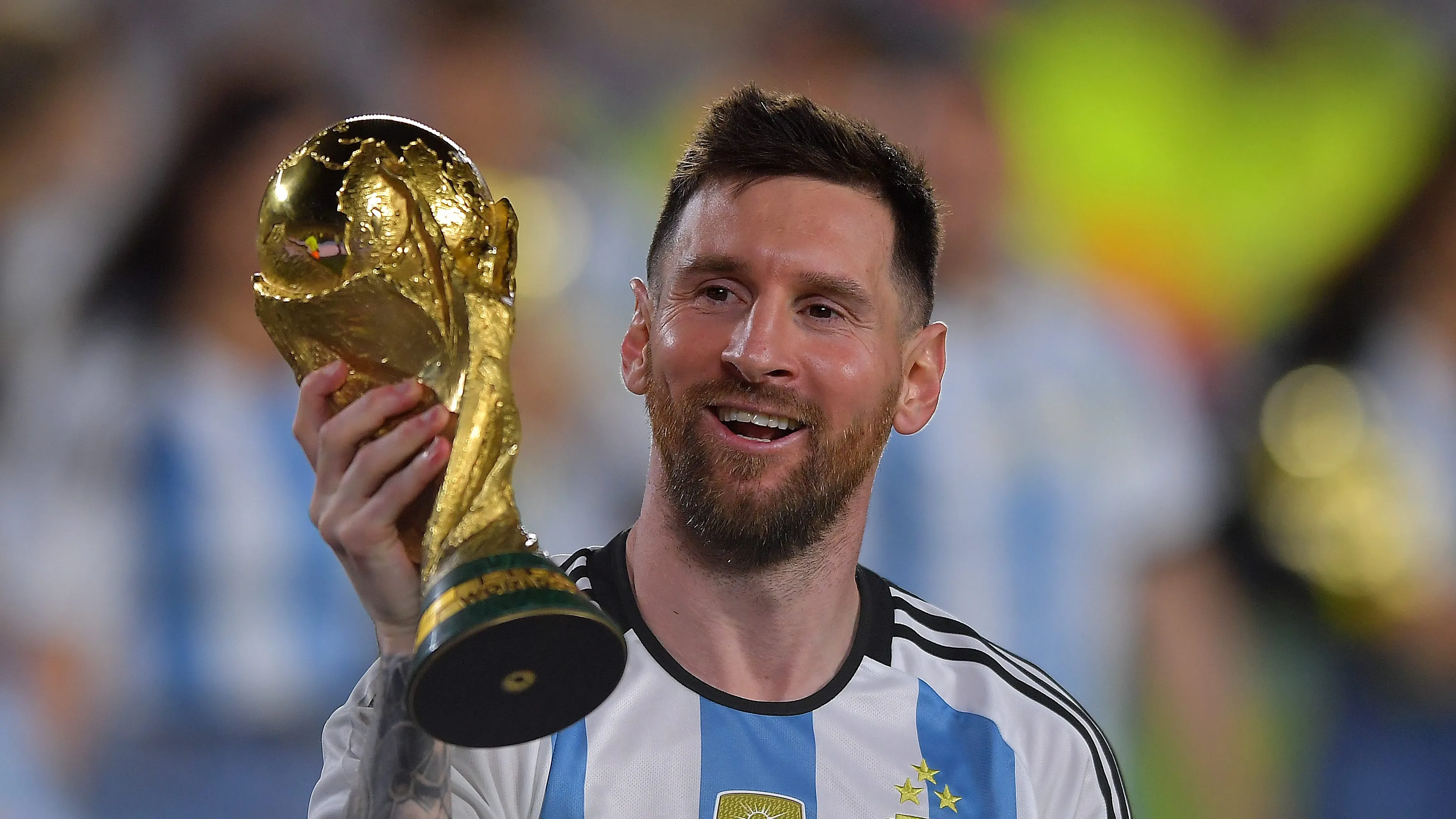 Messi segurando a taça da Copa do Mundo