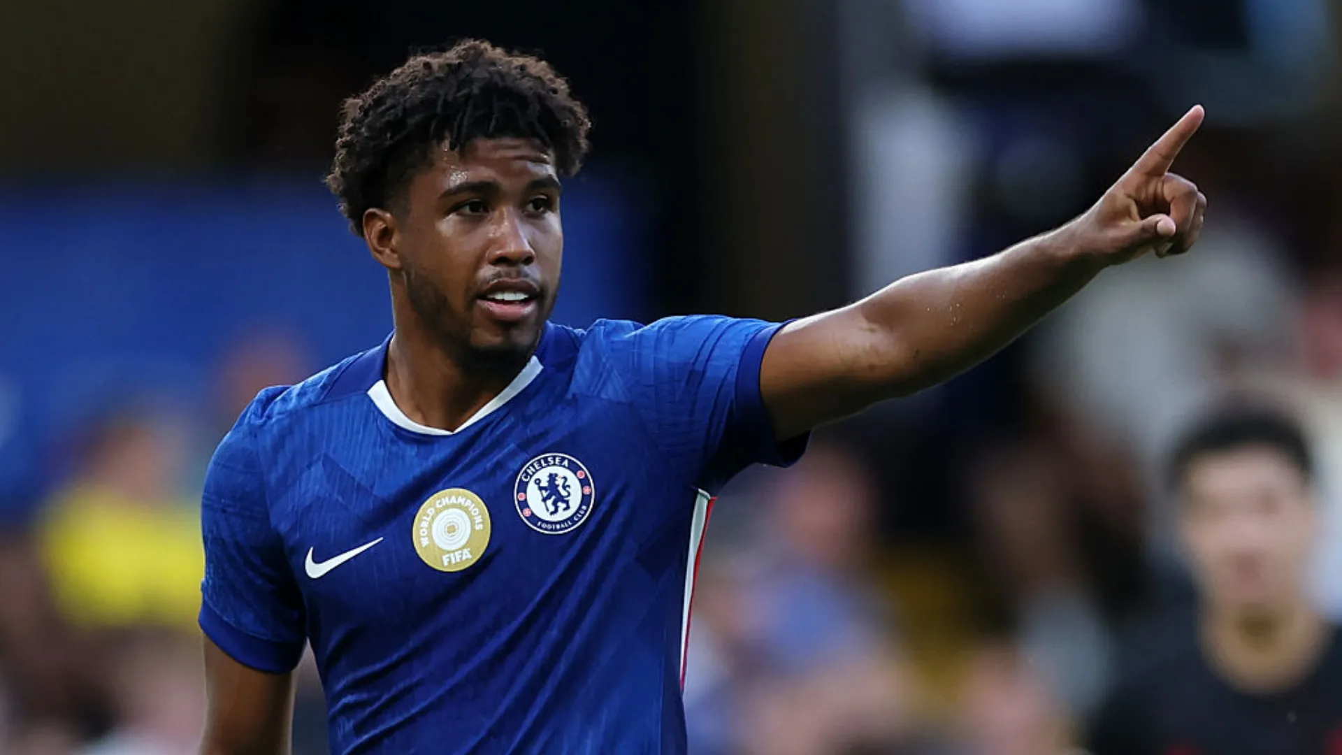 Andrey Santos gesticula durante jogo do Chelsea