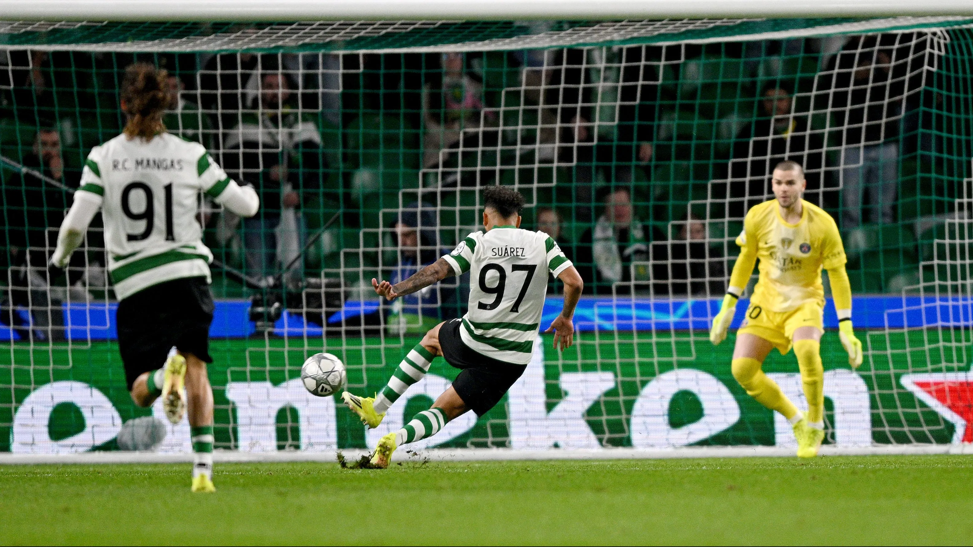 Luis Suárez, alvo do Liverpool, marcando gol na Champions League. Foto: Octavio Passos/Getty Images