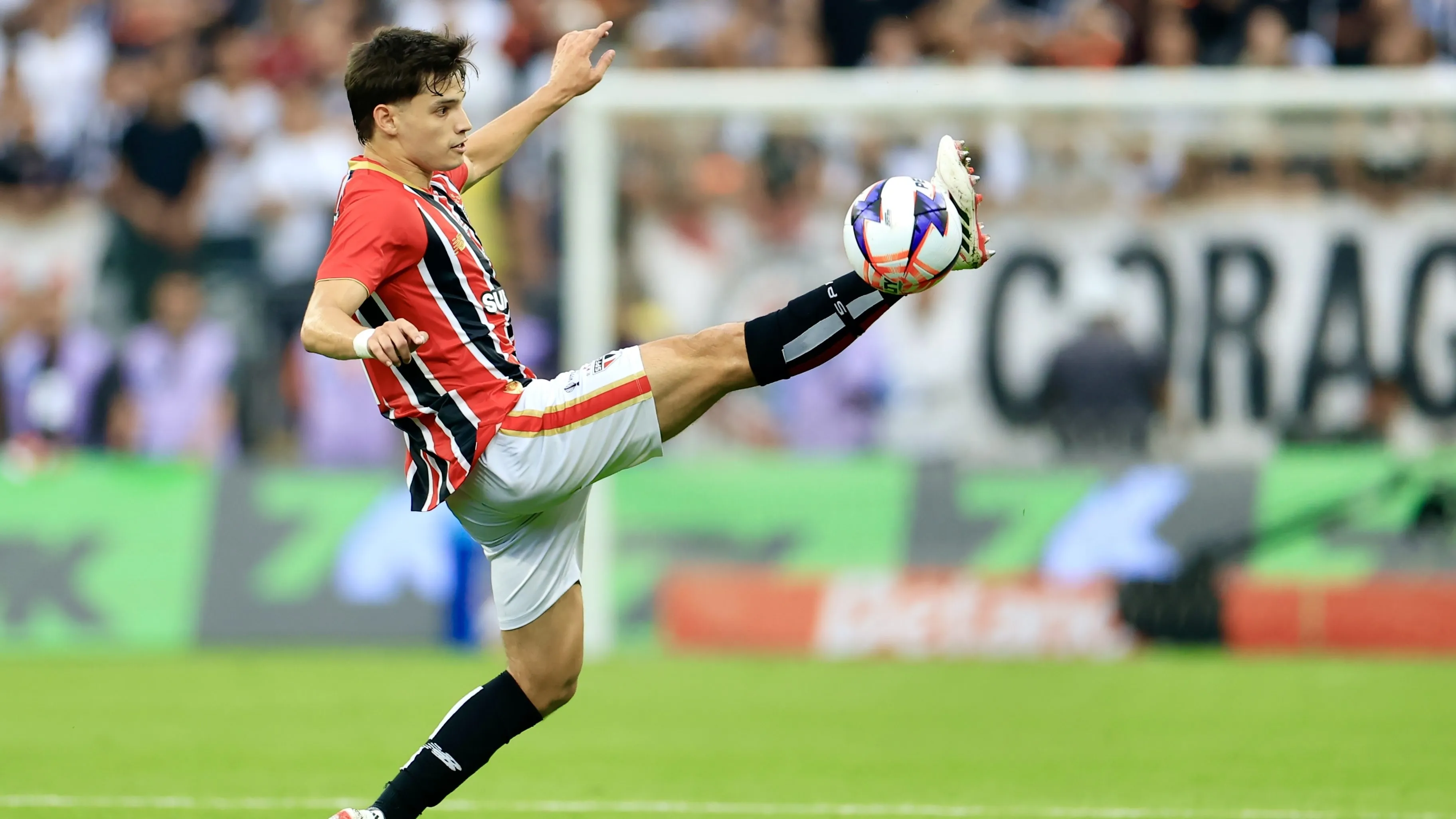 Bobadilla em jogo do São Paulo. Foto: Marcello Zambrana/AGIF