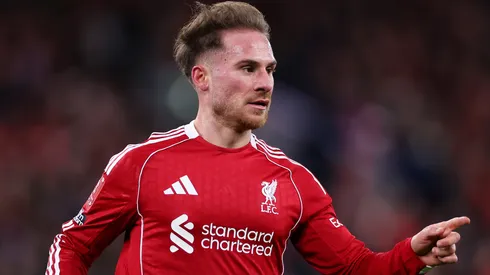 Mac Allister em campo com as cores do Liverpool. Foto: Lewis Storey/Getty Images
