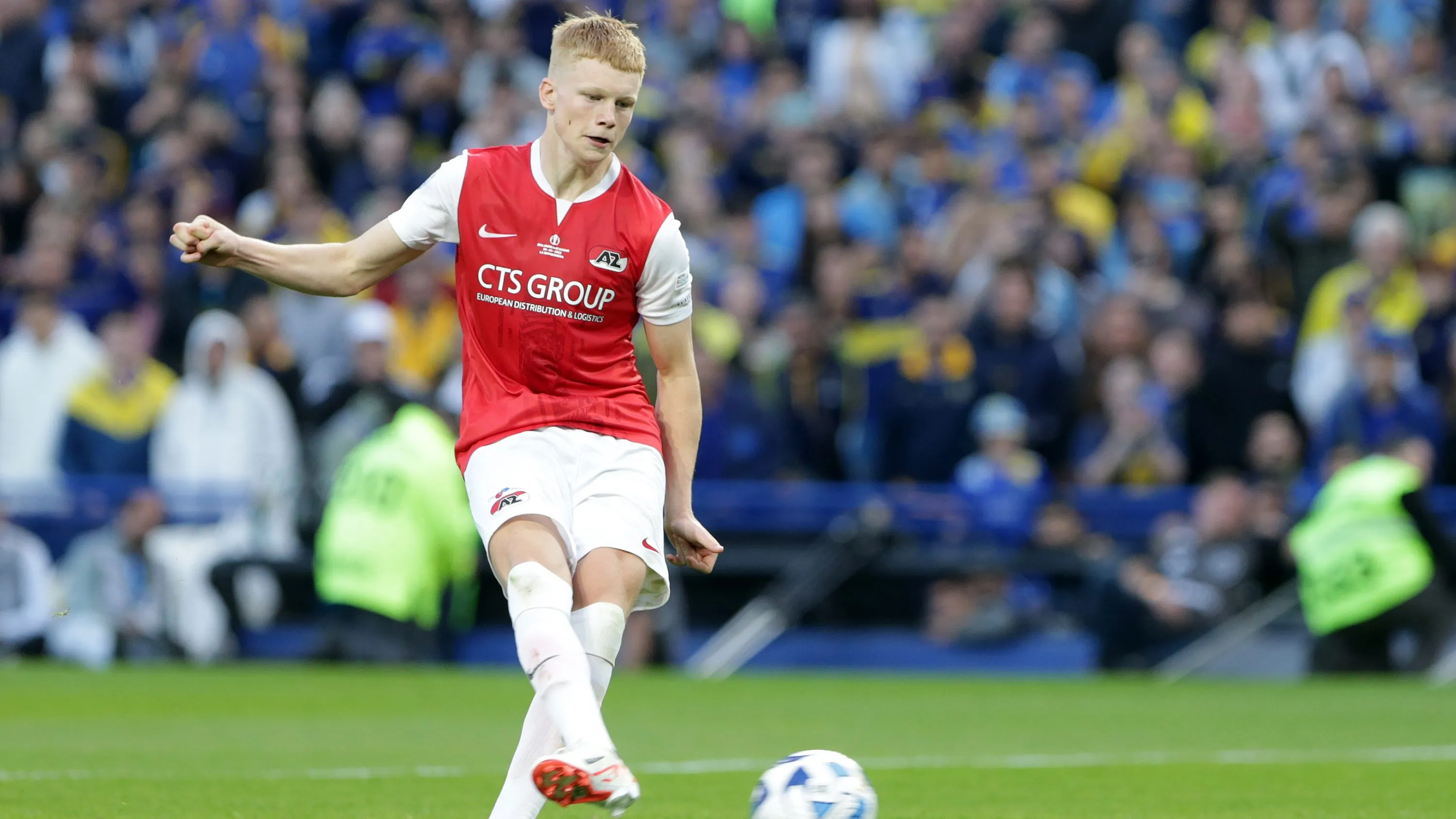 Kees Smit, alvo do Manchester United, em jogo do AZ Alkmaar. Foto: Daniel Jayo/Getty Images