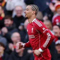 Liverpool decide no 1° tempo, goleia o West Ham e alcança o Man. United