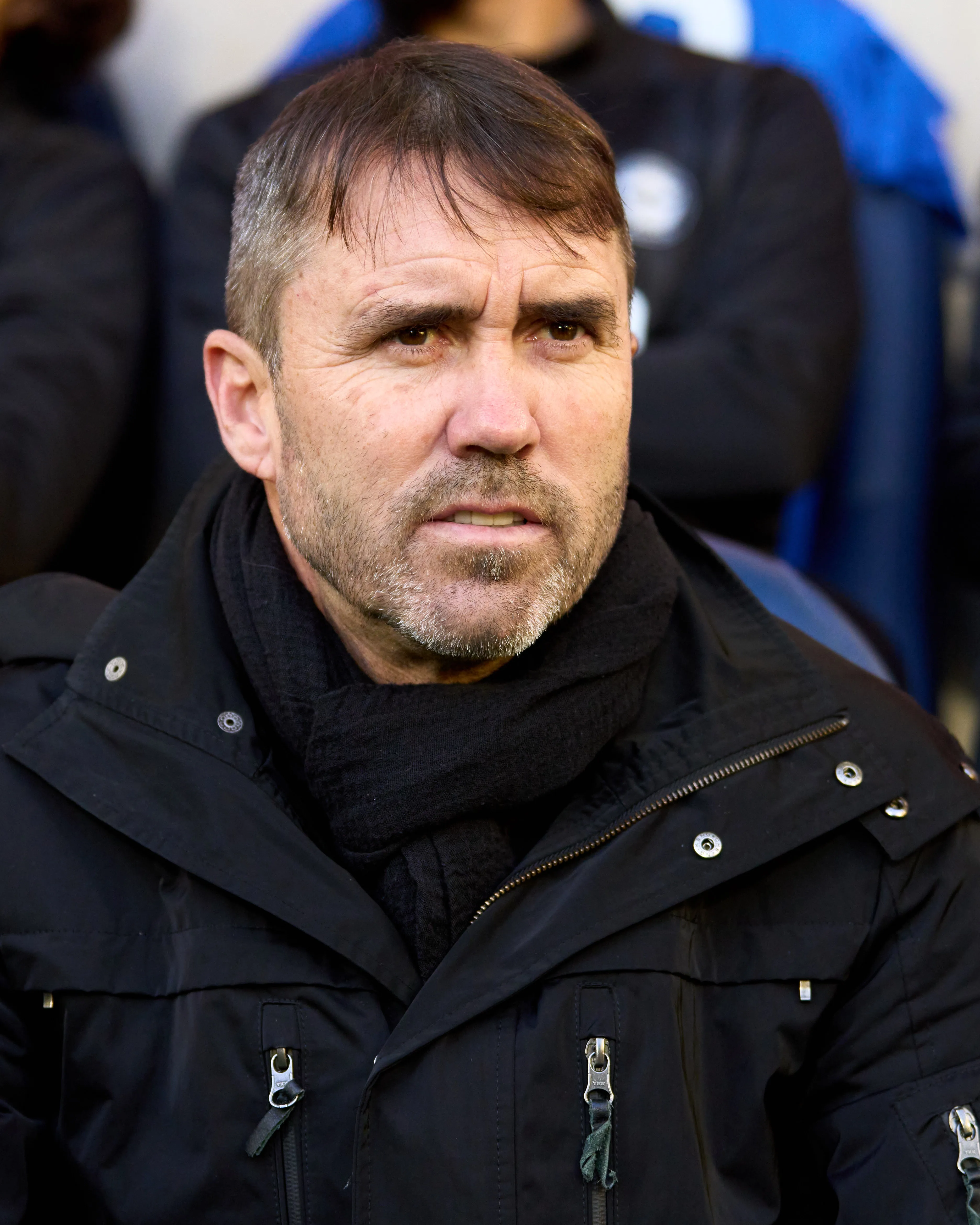 O treinador do Deportivo Alavés, Eduardo Coudet, observa antes da partida da LaLiga EA Sports entre Villarreal CF e Deportivo Alavés no Estádio de la Cerámica em 10 de janeiro de 2026, em Villarreal, Espanha. (Foto de Alex Caparros/Getty Images)