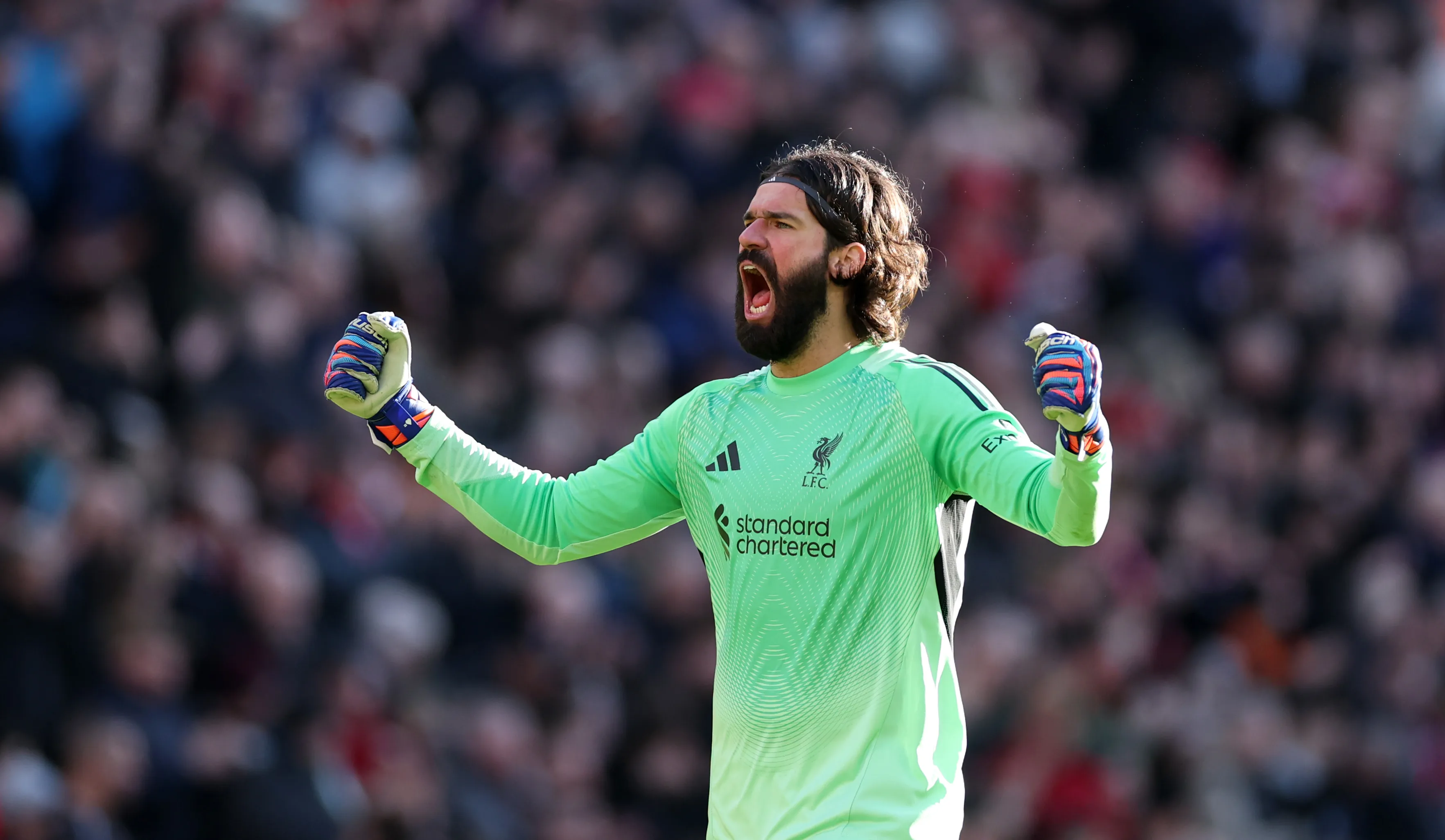 Alisson comemora gol marcado pelo Liverpool contra o West Ham. Foto: Dan Mullan/Getty Images
