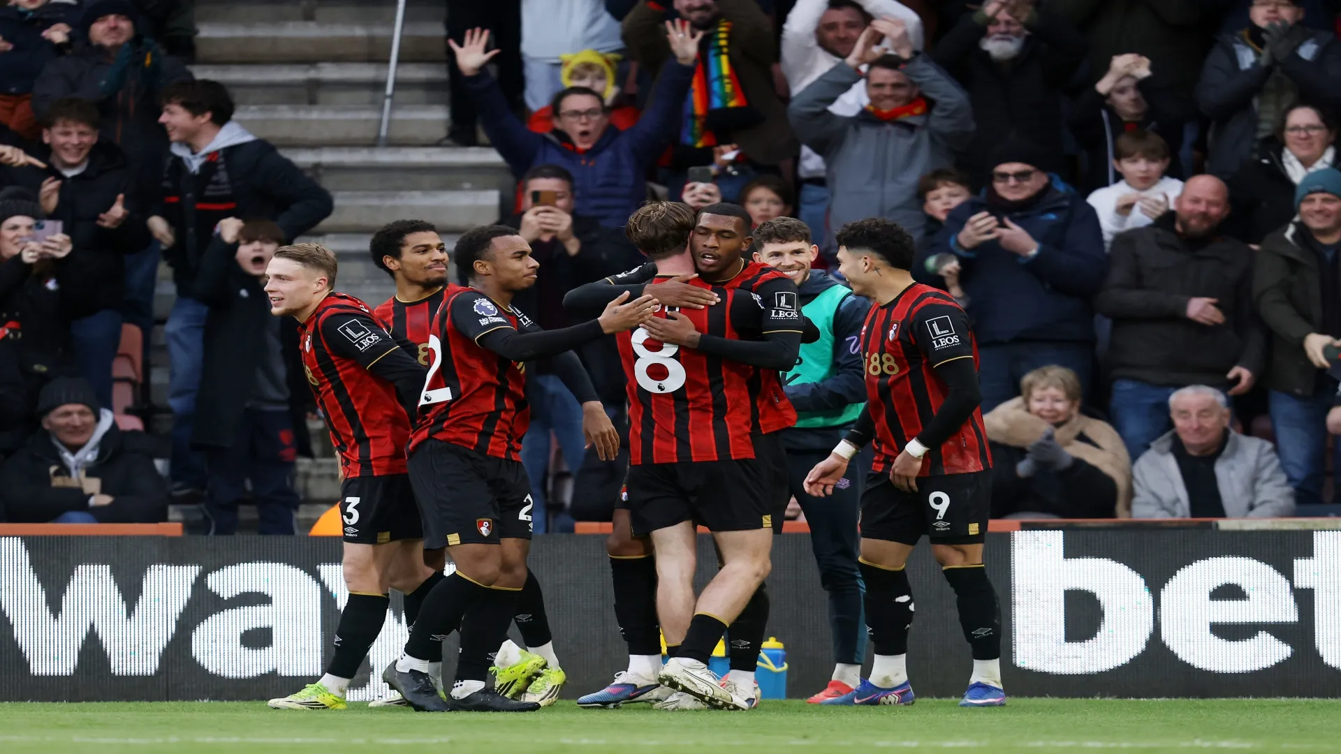 O tradicional jornal ‘Marca’, da Espanha, chegou a comparar o brasileiro ao ex-jogador Adriano Imperador.