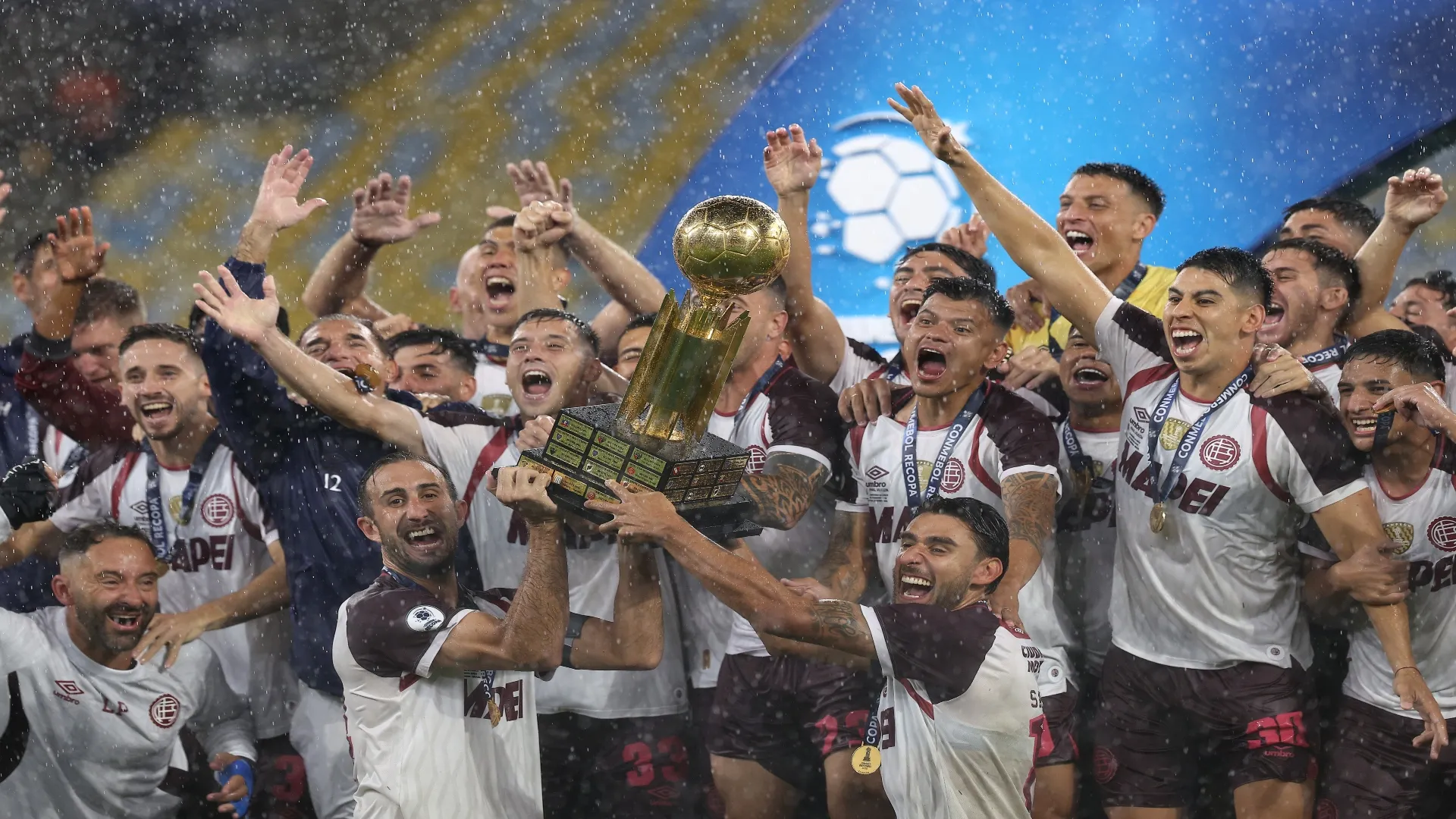 Jogadores do Lanús comemoram a conquista da Recopa – Wagner Meier/Getty Images