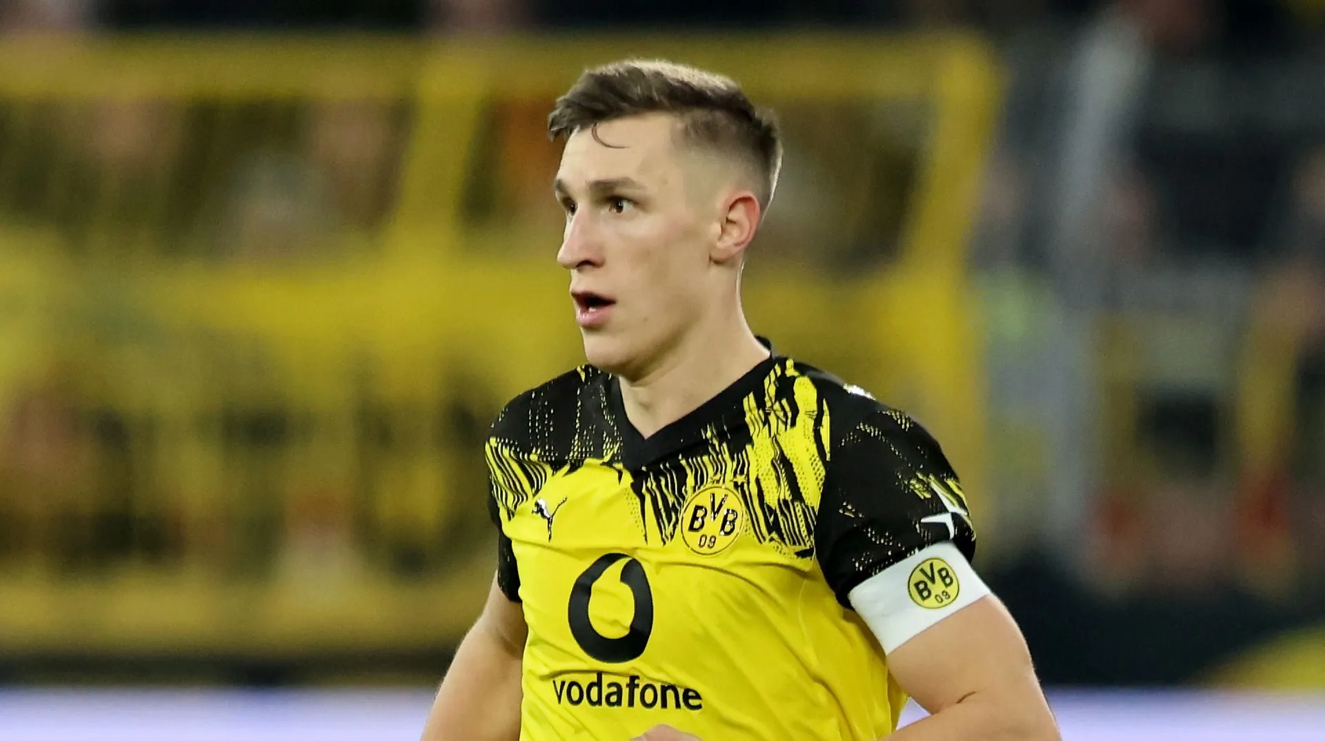 Schlotterbeck, alvo do Real Madrid, em campo pelo Borussia Dortmund