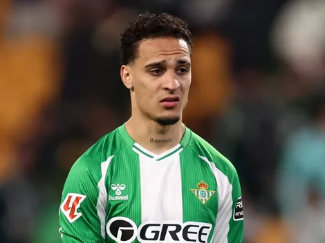 Antony rebate reclamações da torcida após marcar gol de bicicleta