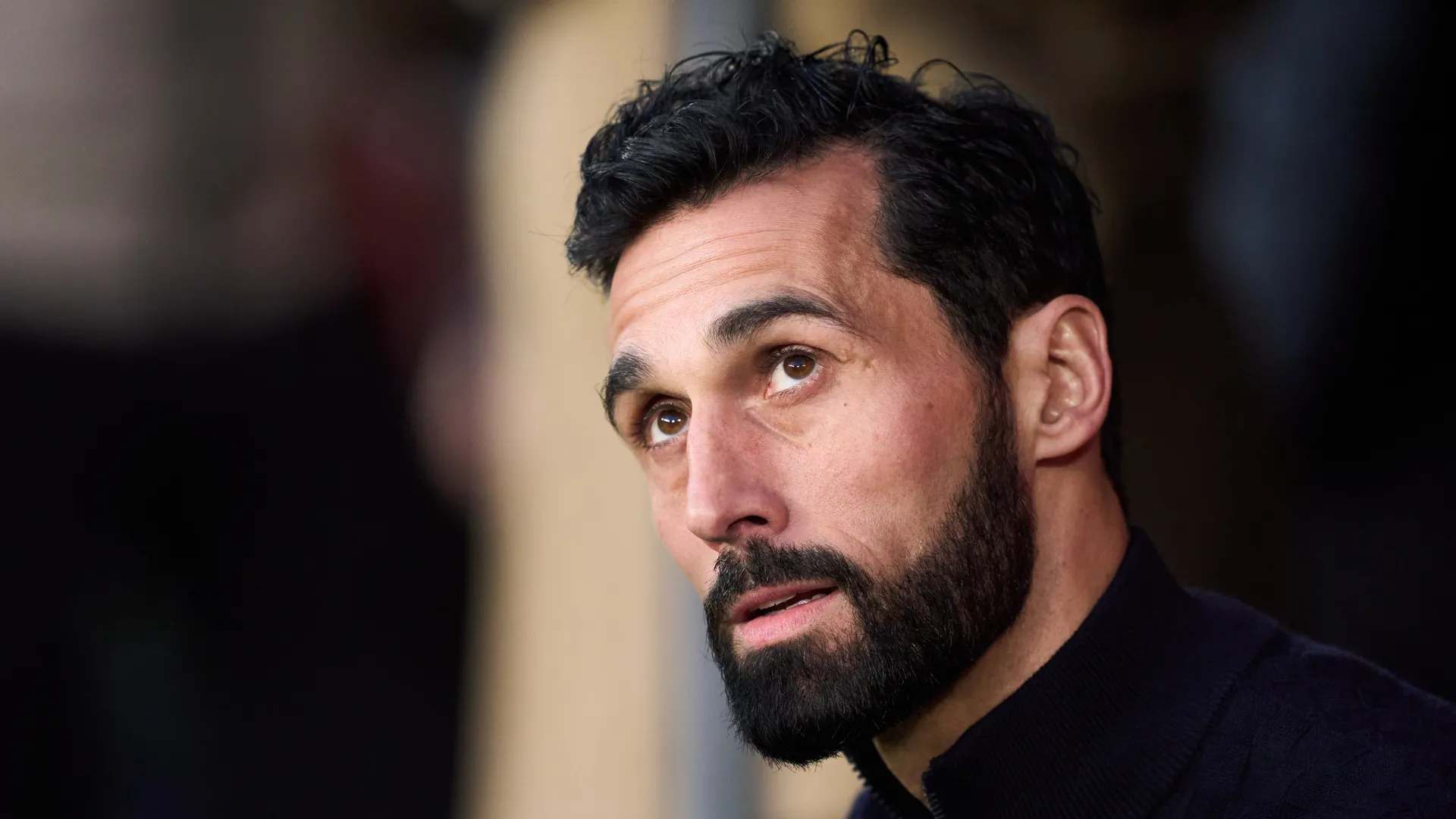 Álvaro Arbeloa olhando para cima em jogo do Real Madrid