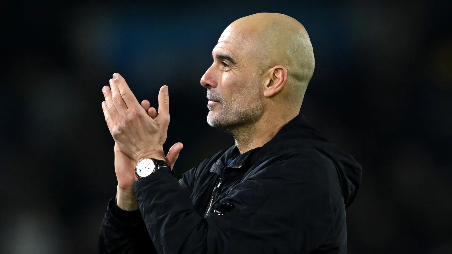 Pep Guardiola bate palmas durante partida do Manchester City