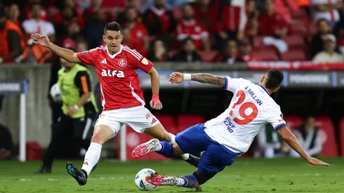 O zagueiro Julián Millán em jogo do Nacional-URU (Pedro H. Tesch/Getty Images)