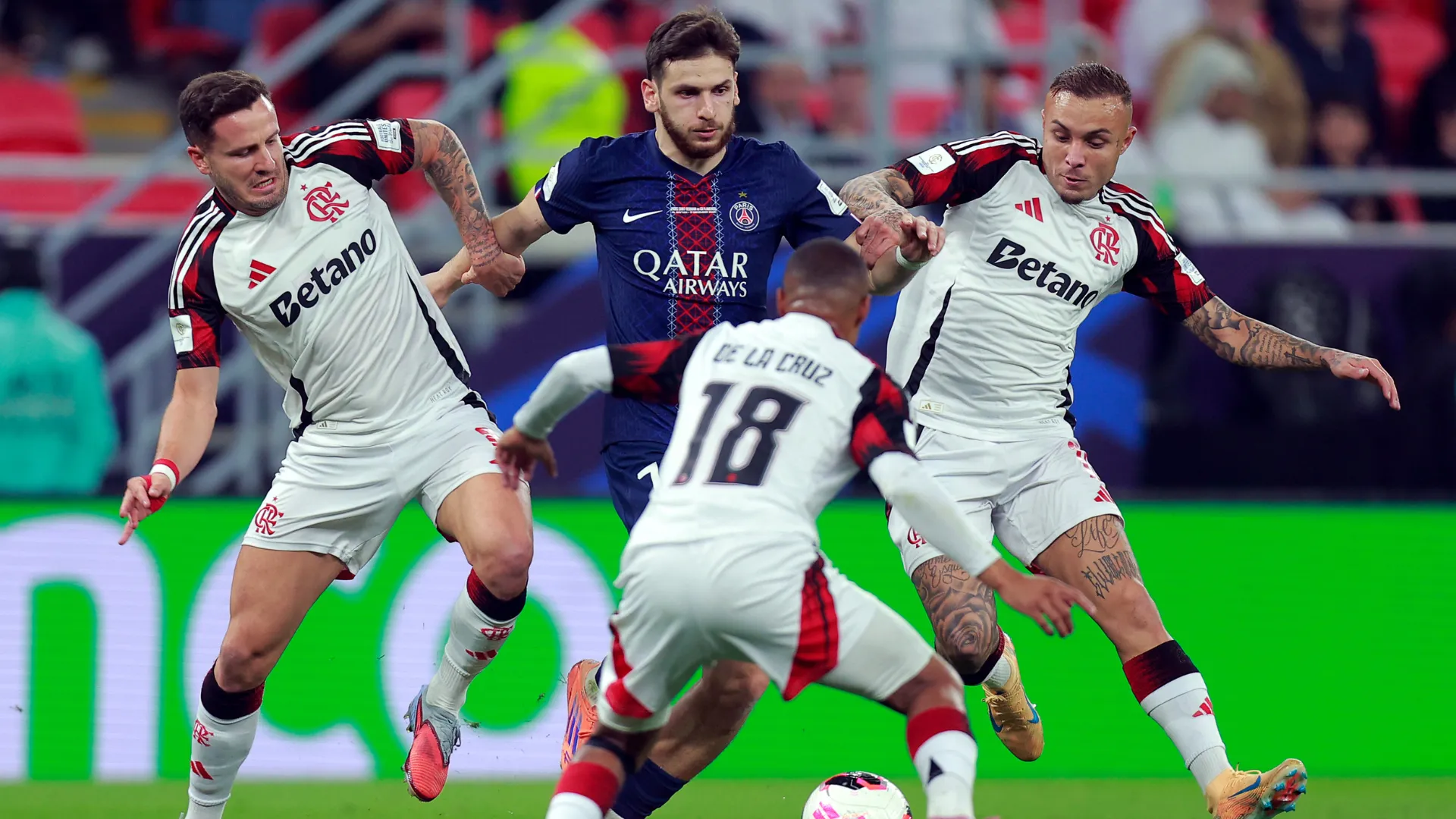 Khvicha Kvaratskhelia sendo marcado por três jogadores do Flamengo