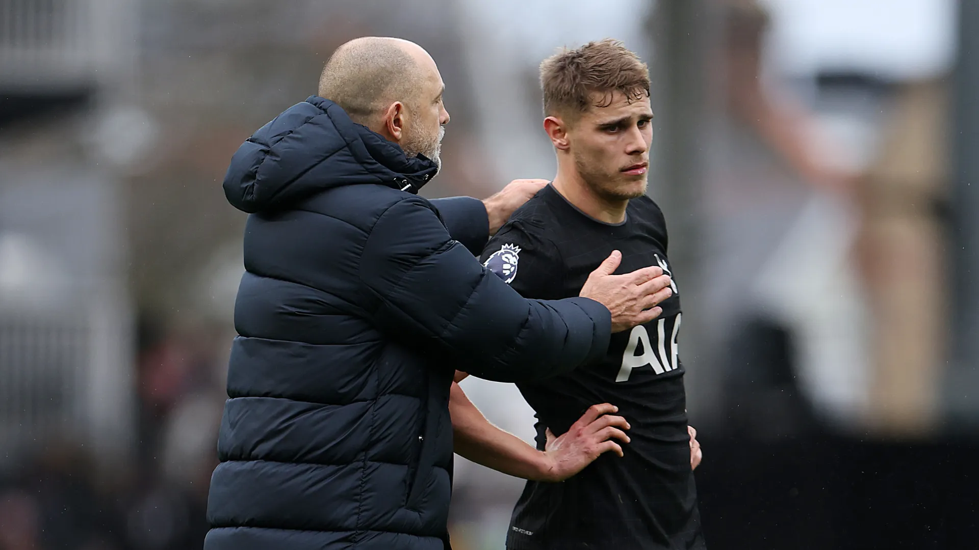 Igor Tudor conversando com Micky van de Ven em jogo do Tottenham