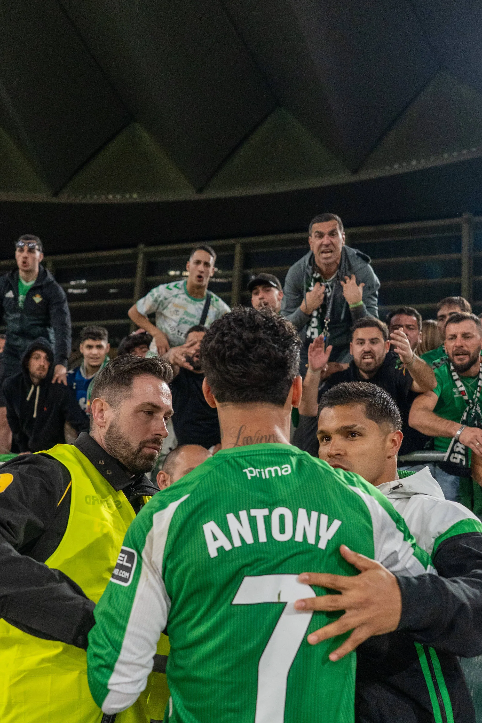 Antony ficou irritado com as críticas que os torcedores do Betis fizeram após o time deixar escapar a vitória contra o Sevilla.