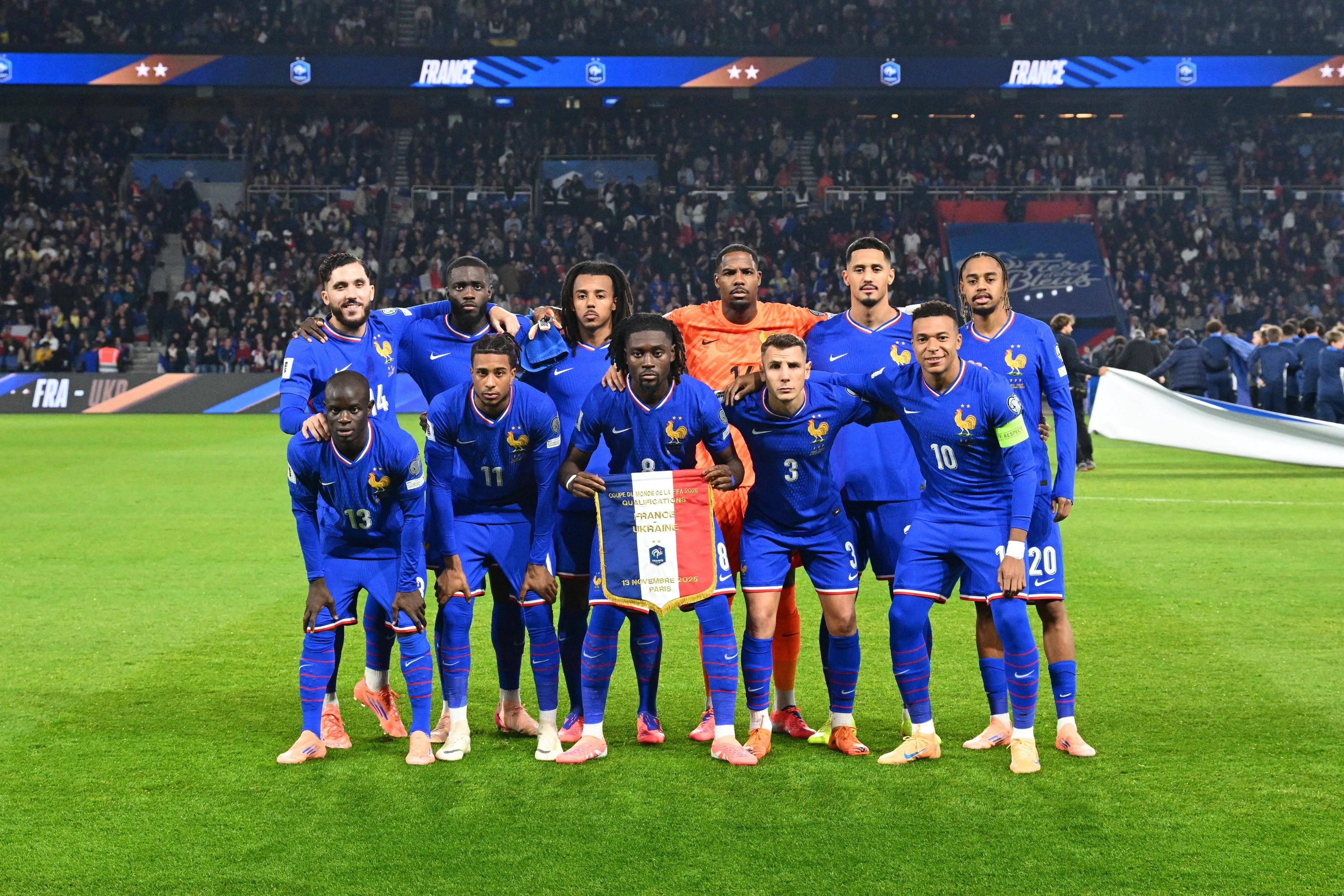 Seleção da França: Cherki / Dayot uupamecano  / Jules Koundé / Mike Maigna / William Saliba / Bradley Barcola . N’golo Kanté / Michael Olise / Manu Kone / Lucas Digne / Mbappe