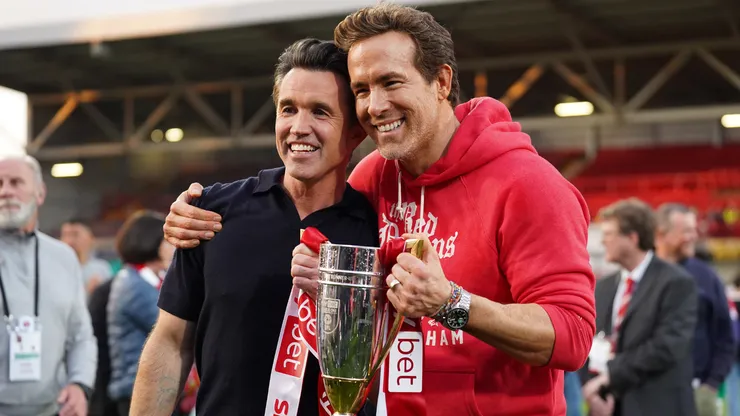 Ryan Reynolds e Rob Elhenny comemoram titulo do Wrexham - Photo by Kya Banasko/Getty Images