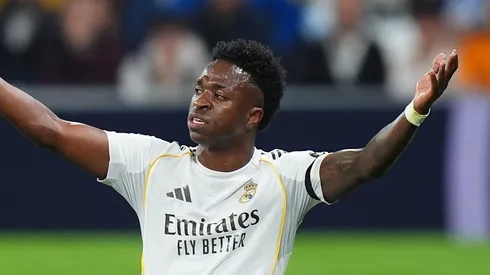 Vinícius Júnior com a camisa do Real Madrid (Photo by Angel Martinez/Getty Images)