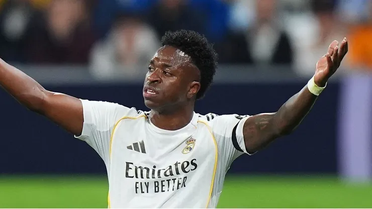 Vinícius Júnior com a camisa do Real Madrid (Photo by Angel Martinez/Getty Images)