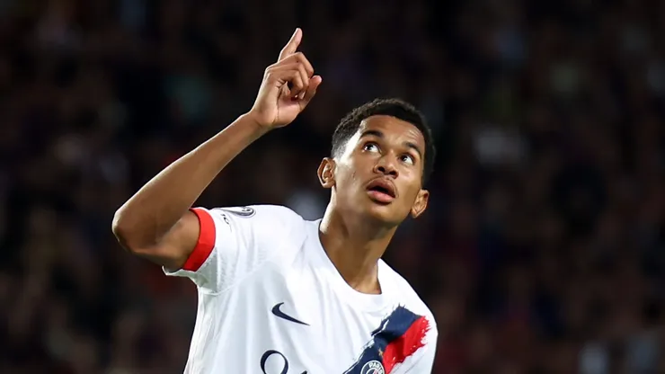PSG tem renovação de Mayulu ameaçada por Arsenal e Chelsea. (Photo by Judit Cartiel/Getty Images)