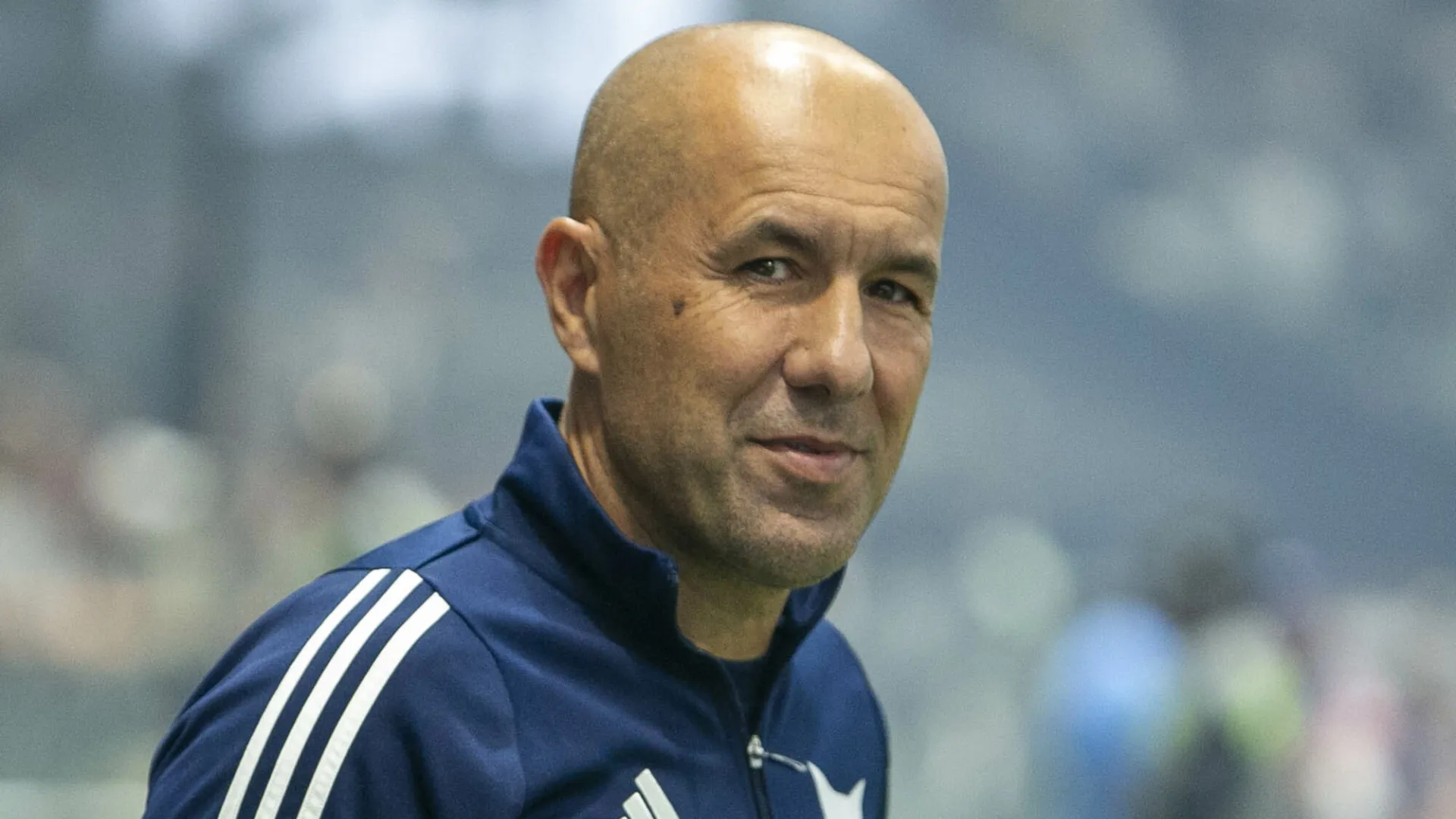 Leonardo Jardim olhando para o lado durante jogo do Cruzeiro