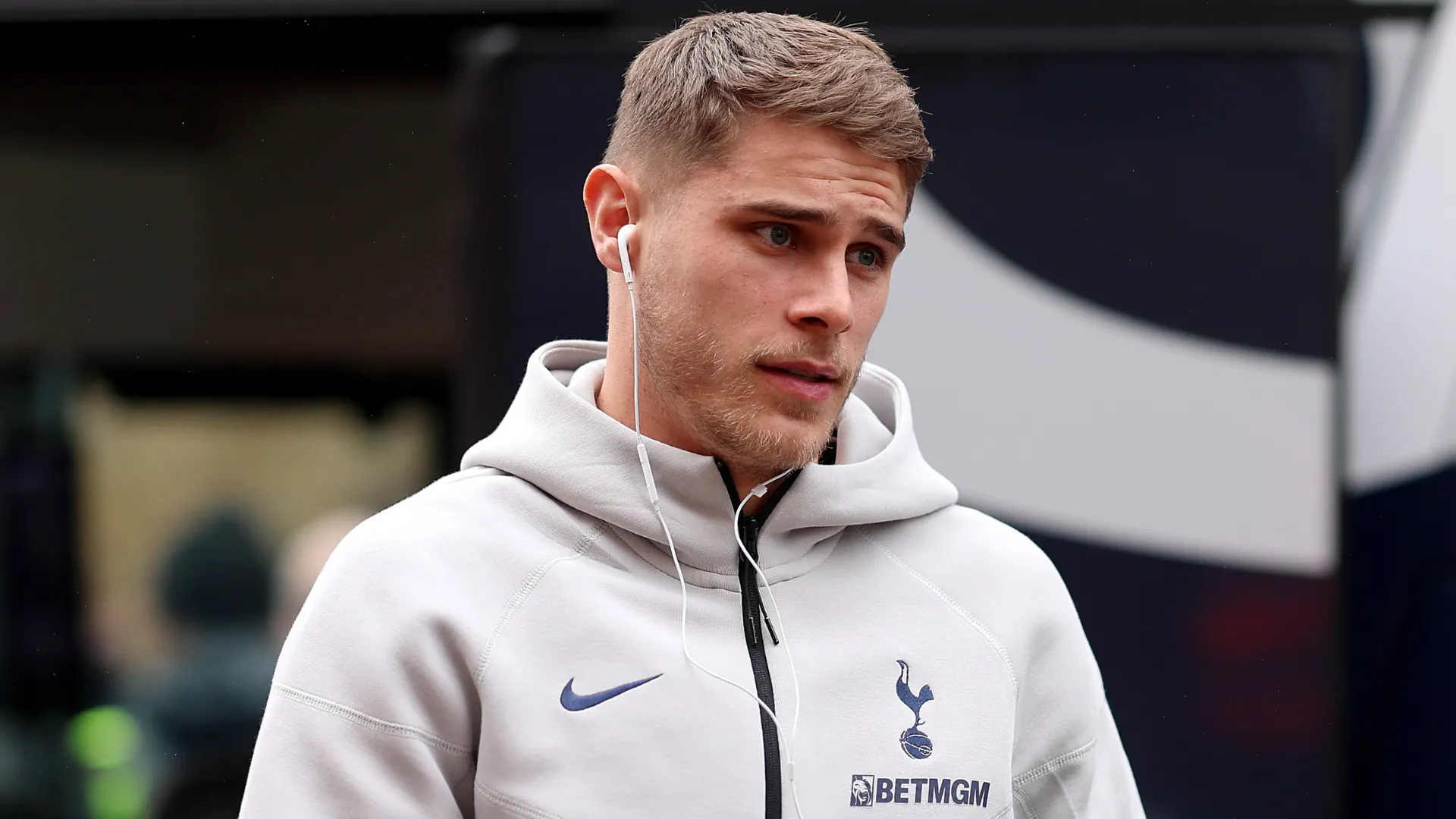 Micky van de Ven chegando ao estádio para jogo do Tottenham