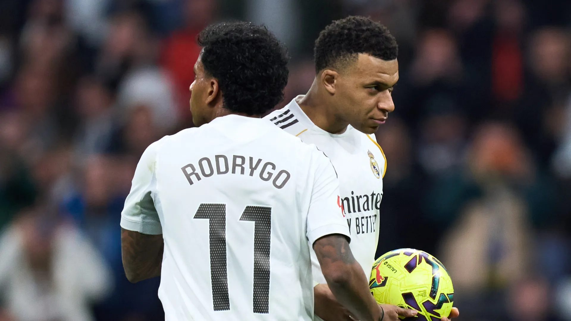 Rodrygo ao lado de Mbappé em jogo do Real Madrid