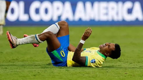 Rodrygo cai no gramado em jogo da Seleção Brasileira (Kevork Djansezian/Getty Images)