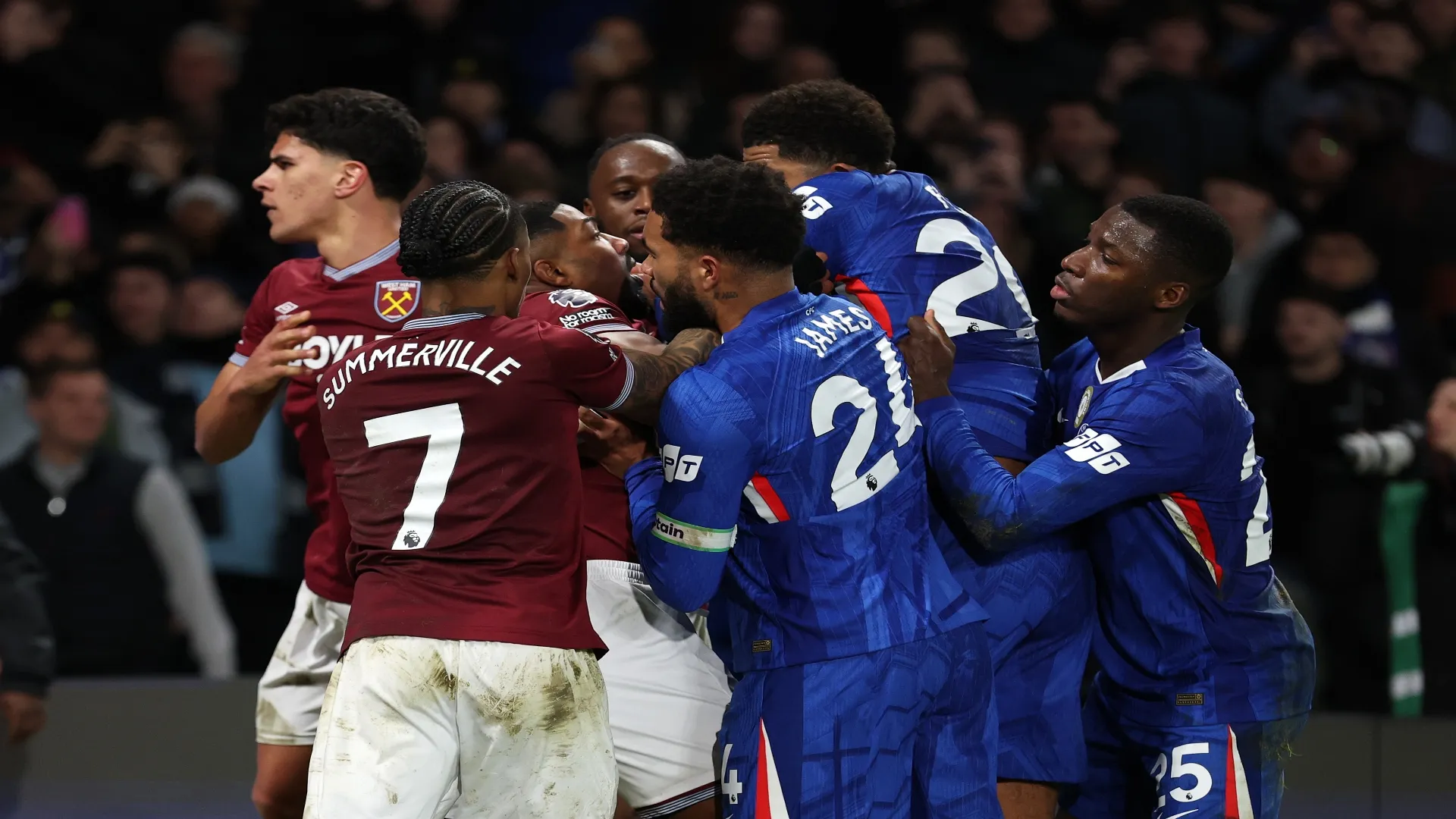 Jogadores do West Ham e Chelsea ‘tentam’ segurar Traoré – Justin Setterfield/Getty Images