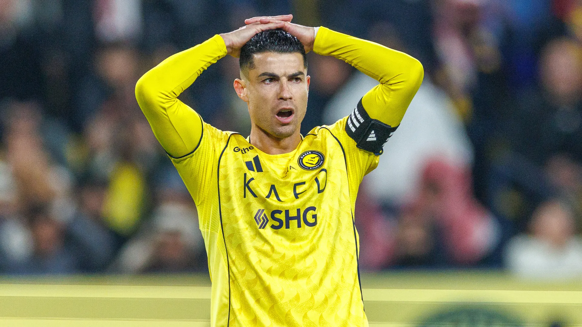 Cristiano Ronaldo com a mão na cabeça em jogo do Al-Nassr