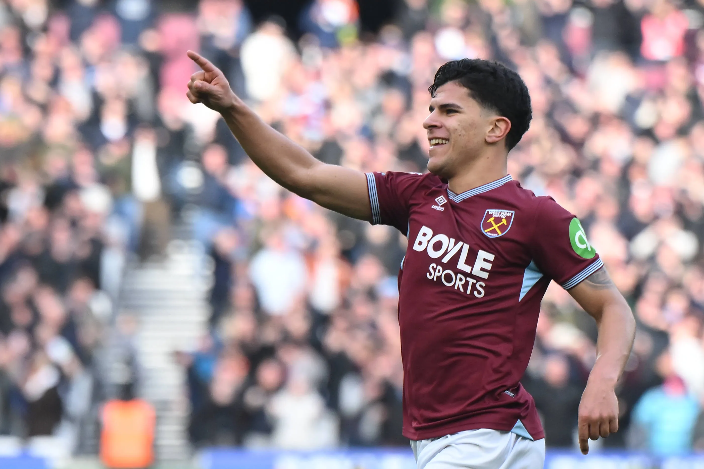 Mateus Fernandes é uma peça importante no time do West Ham. O Liverpool está acompanhando de perto a situação do meia português, pois, caso os Hammers sejam rebaixados, seria mais fácil para negociar se o jogador buscar uma transferência, segundo o jornalista David Lynch.