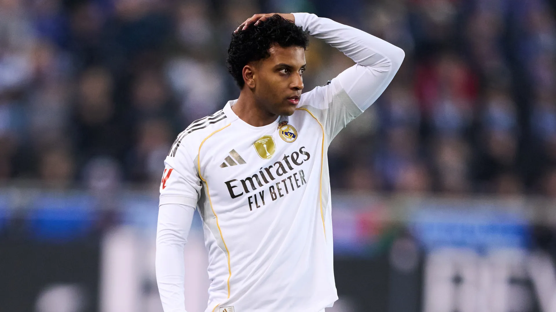 Rodrygo com a mão na cabeça durante jogo do Real Madrid