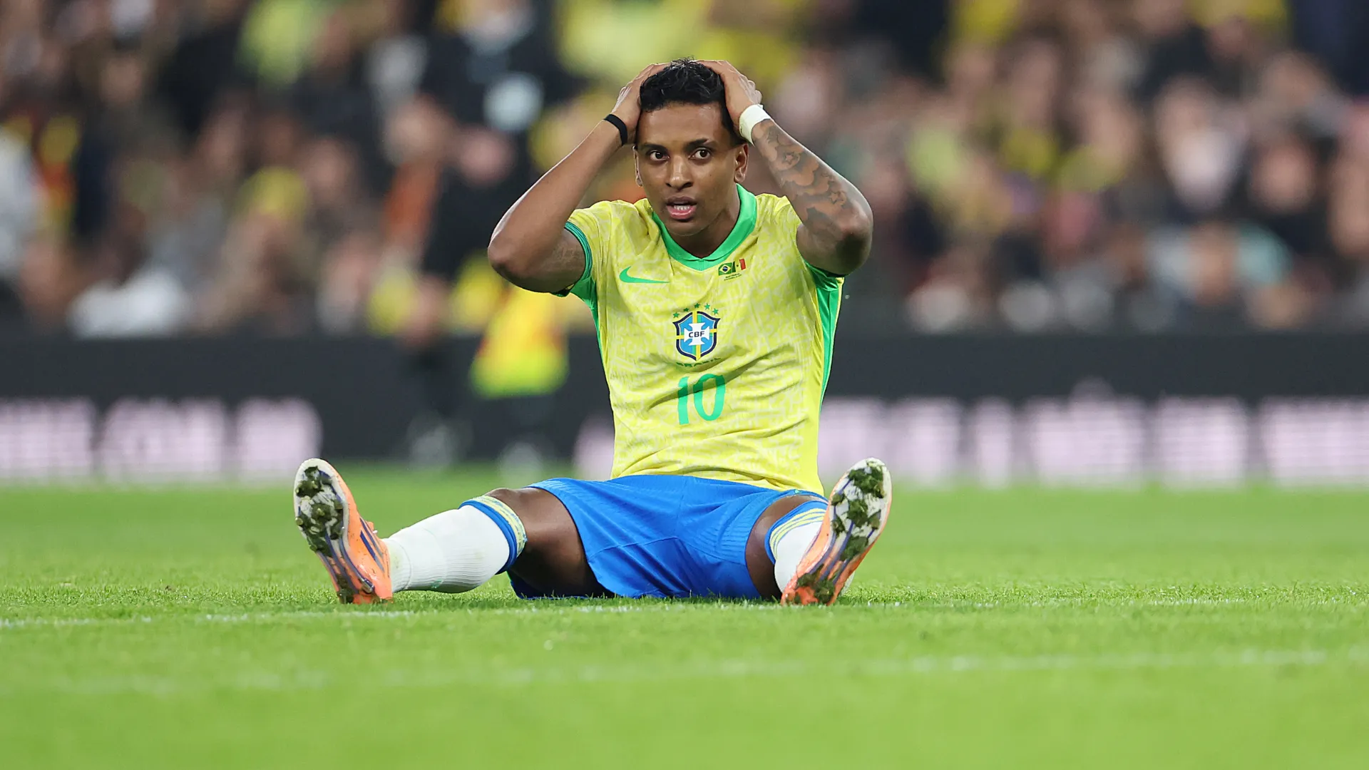 Rodrygo leva a mão na cabeça enquanto lamenta pela Seleção Brasileira