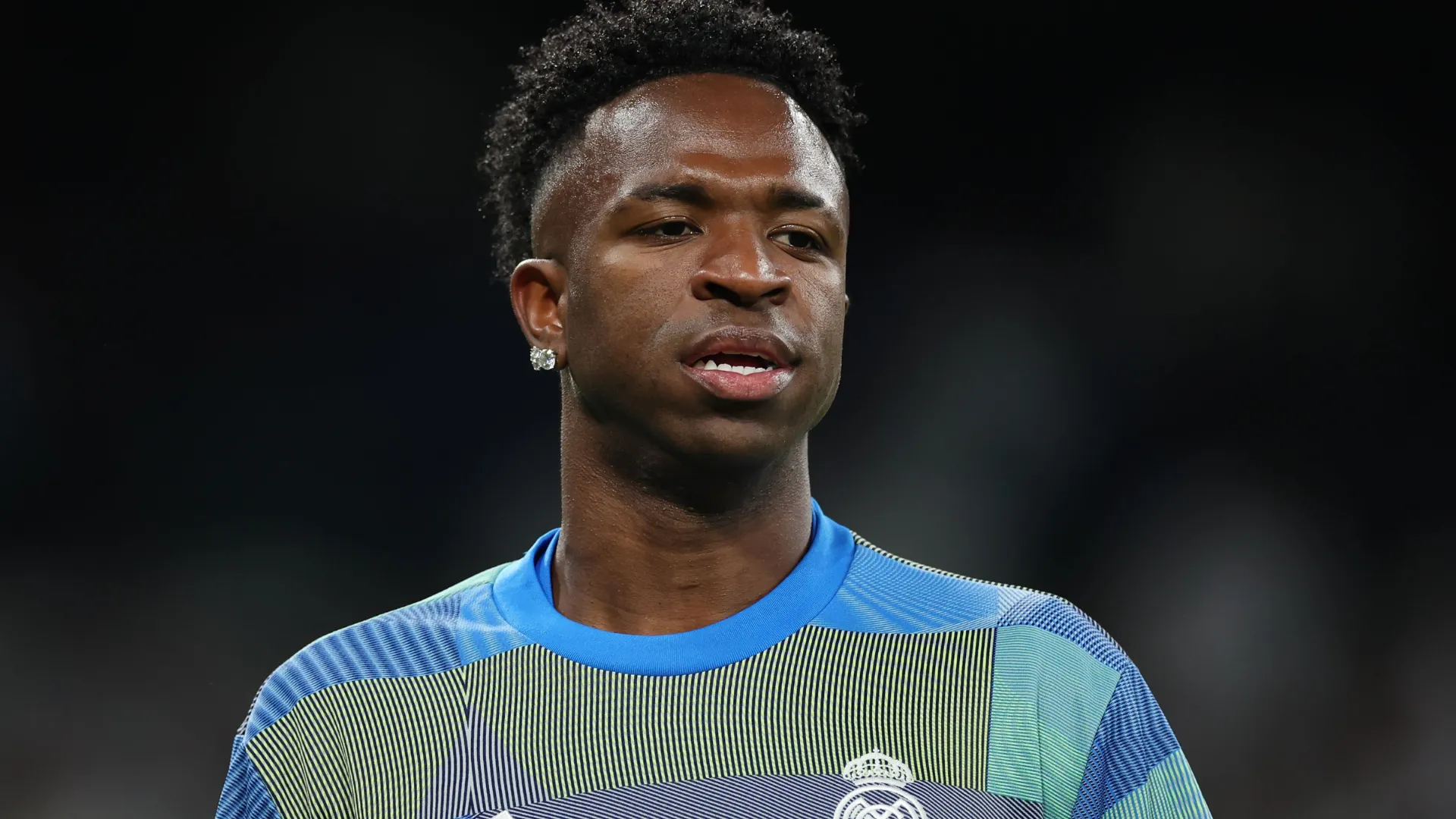 Vinicius Júnior aparece focado antes de uma partida pelo Real Madrid