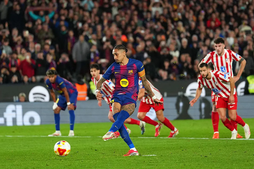 Raphinha marcou o segundo gol, de pênalti, para o Barcelona. Alex Caparros/Getty Images.