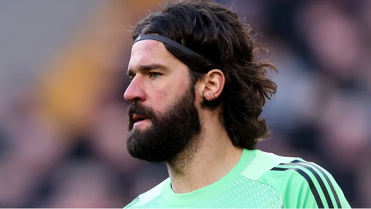 Alisson durante jogo do Liverpool. (Photo by Michael Regan/Getty Images)