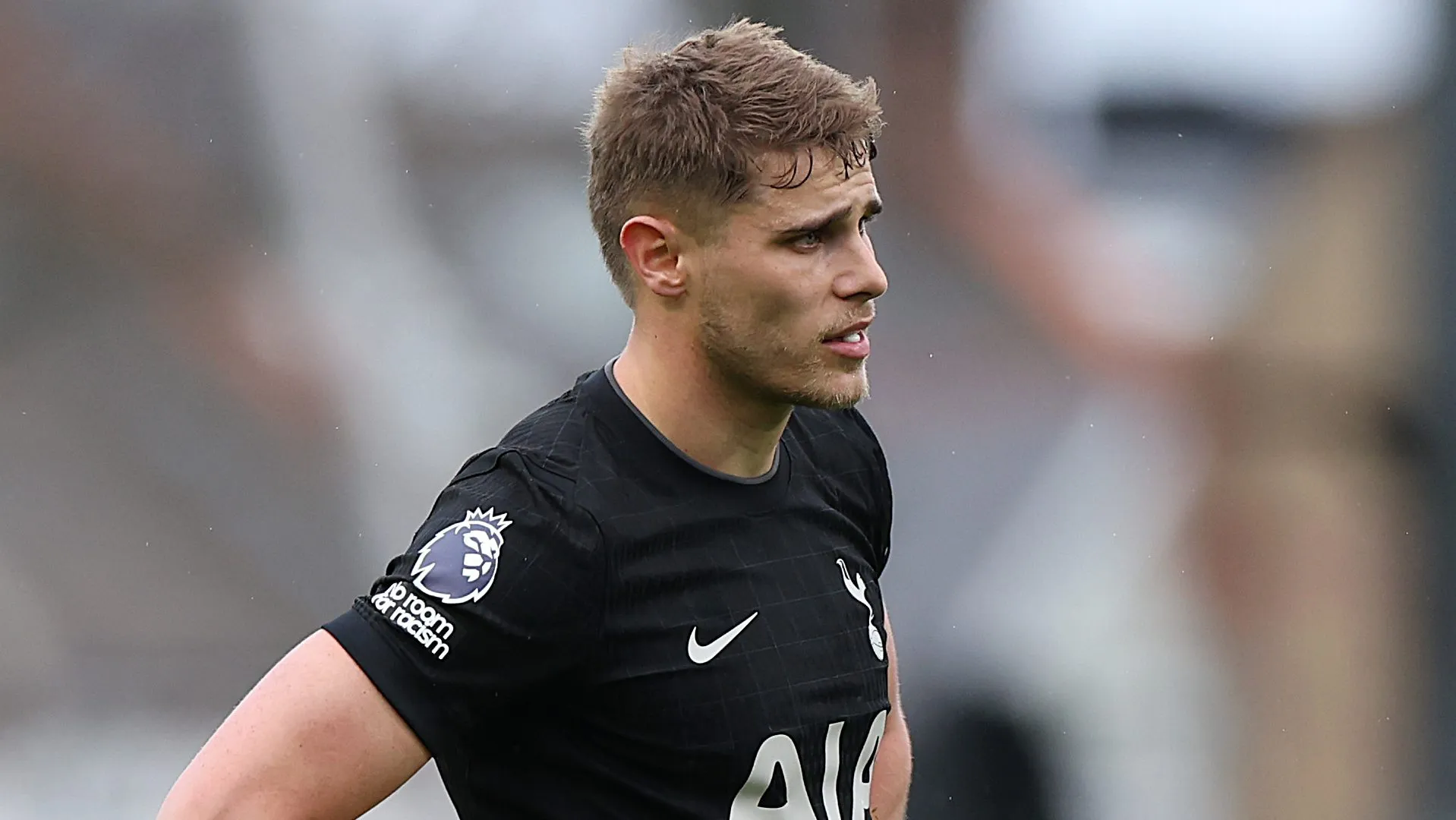 Micky Van de Ven, alvo do Barcelona, em partida do Tottenham. (Photo by Harry Murphy/Getty Images)