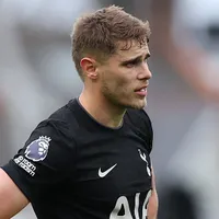 Barcelona sinaliza interesse por Micky Van de Ven