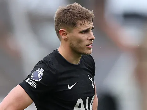 Barcelona sinaliza interesse por Micky Van de Ven