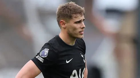 Micky Van de Ven em partida do Tottenham. (Photo by Harry Murphy/Getty Images)