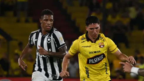 Danilo em disputa de bola em Barcelona SC x Botafogo. Divulgação/Conmebol.