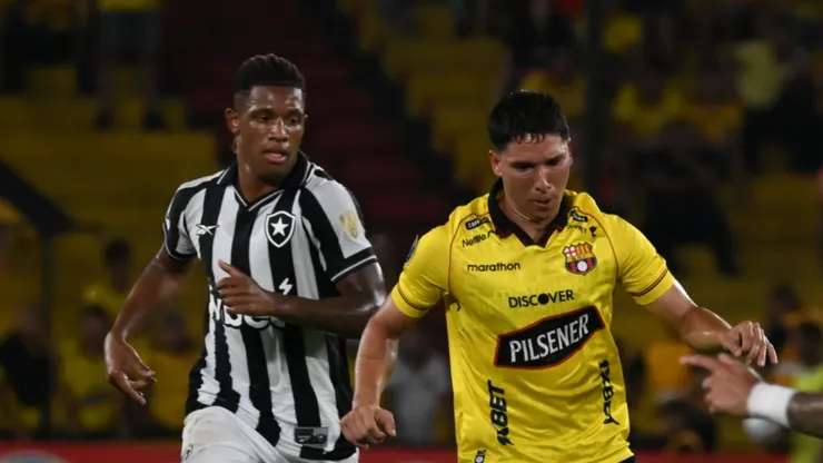 Danilo em disputa de bola em Barcelona SC x Botafogo. Divulgação/Conmebol.