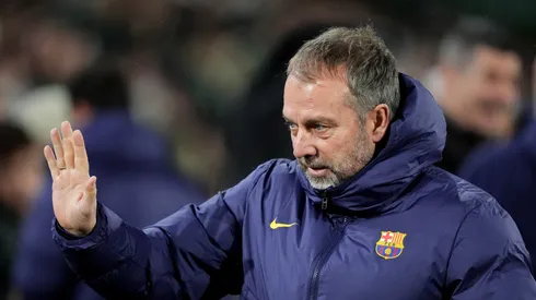 O técnico Hansi Flick em jogo do Barcelona (Juan Manuel Serrano Arce/Getty Images)