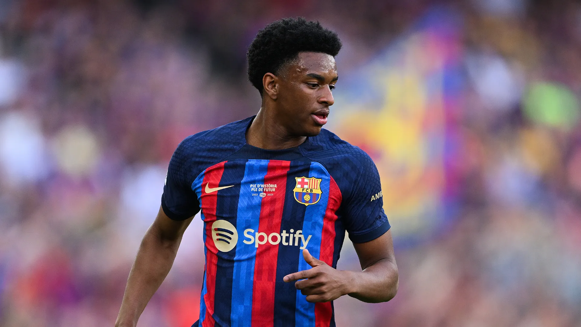 Alejandro Balde, alvo do Manchester United, correndo durante partida do Barcelona