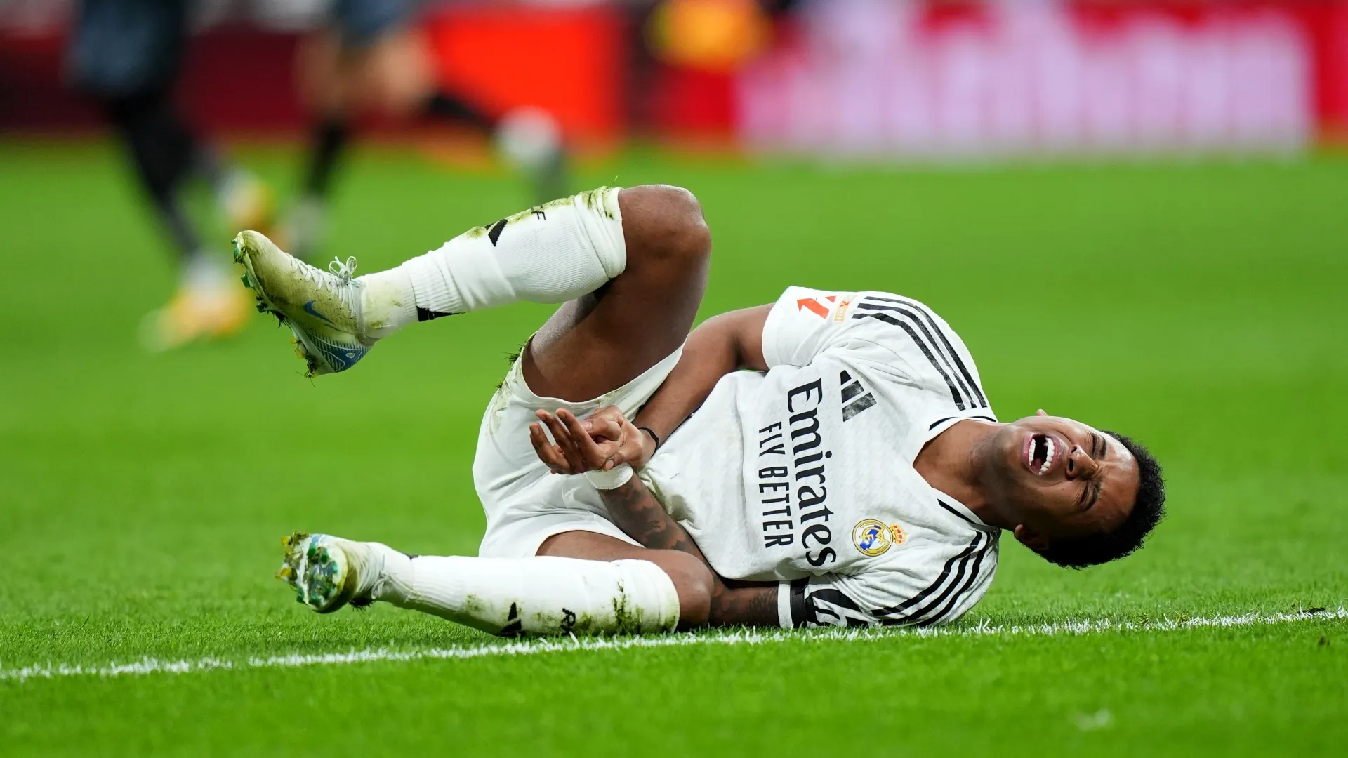 Rodrygo cai no gramado em jogo do Real Madrid