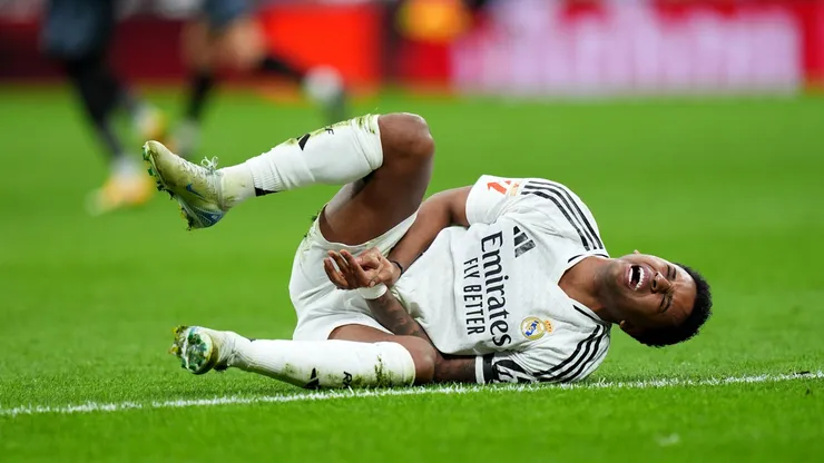 Rodrygo cai no gramado em jogo do Real Madrid (Angel Martinez/Getty Images)
