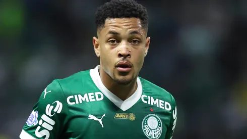 Vitor Roque em campo pelo Palmeiras. Foto: Alexandre Schneider/Getty Images