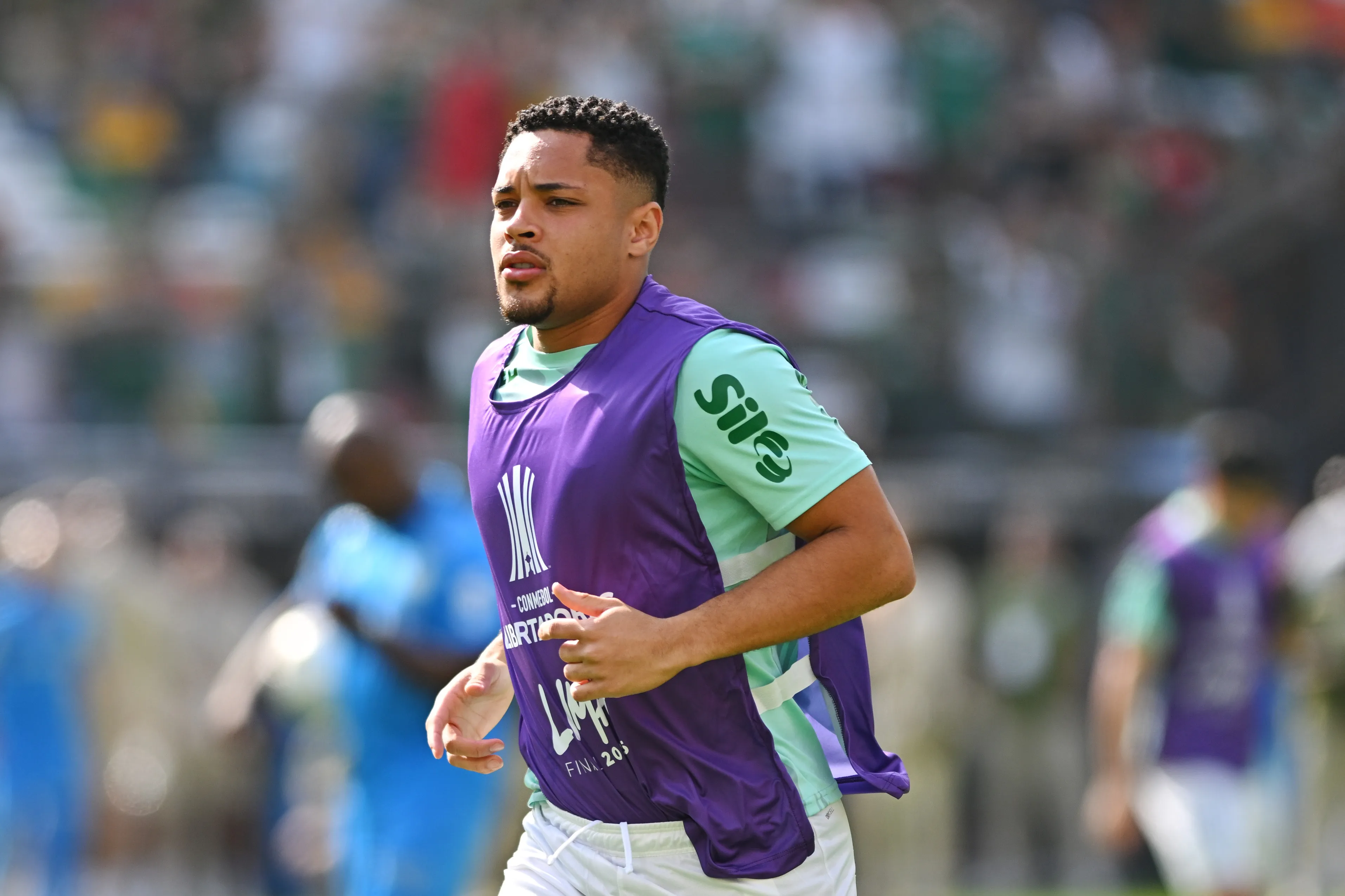 Vitor Roque é alvo do Chelsea (Foto: Rodrigo Valle/Getty Images)