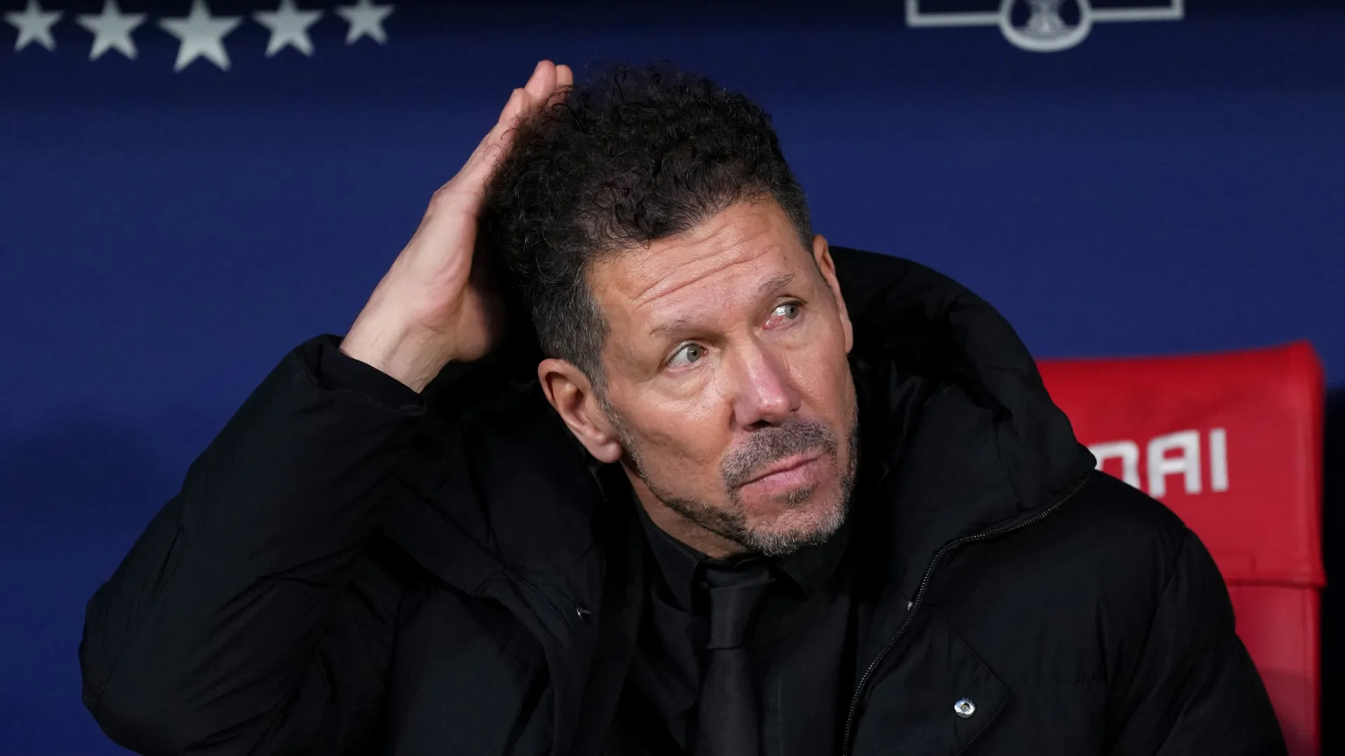 Diego Simeone com a mão na cabeça em jogo do Atlético de Madrid